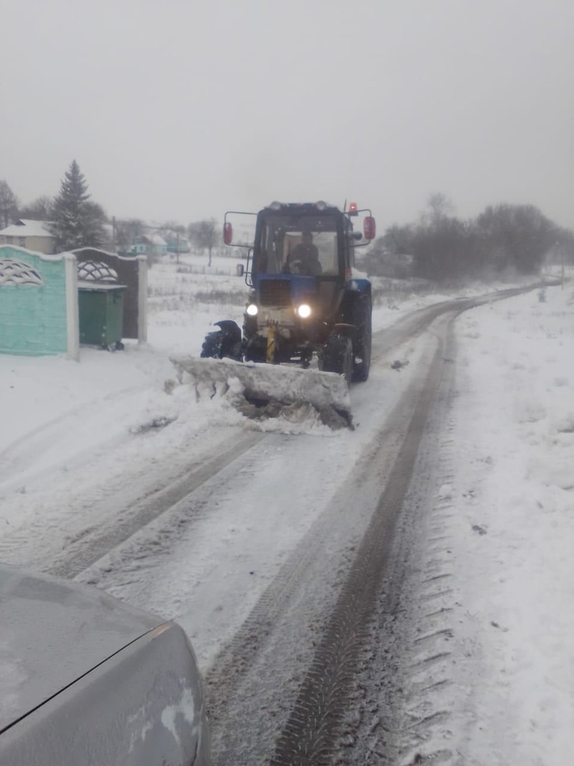 Очистка тротуаров и дорог от снега.
